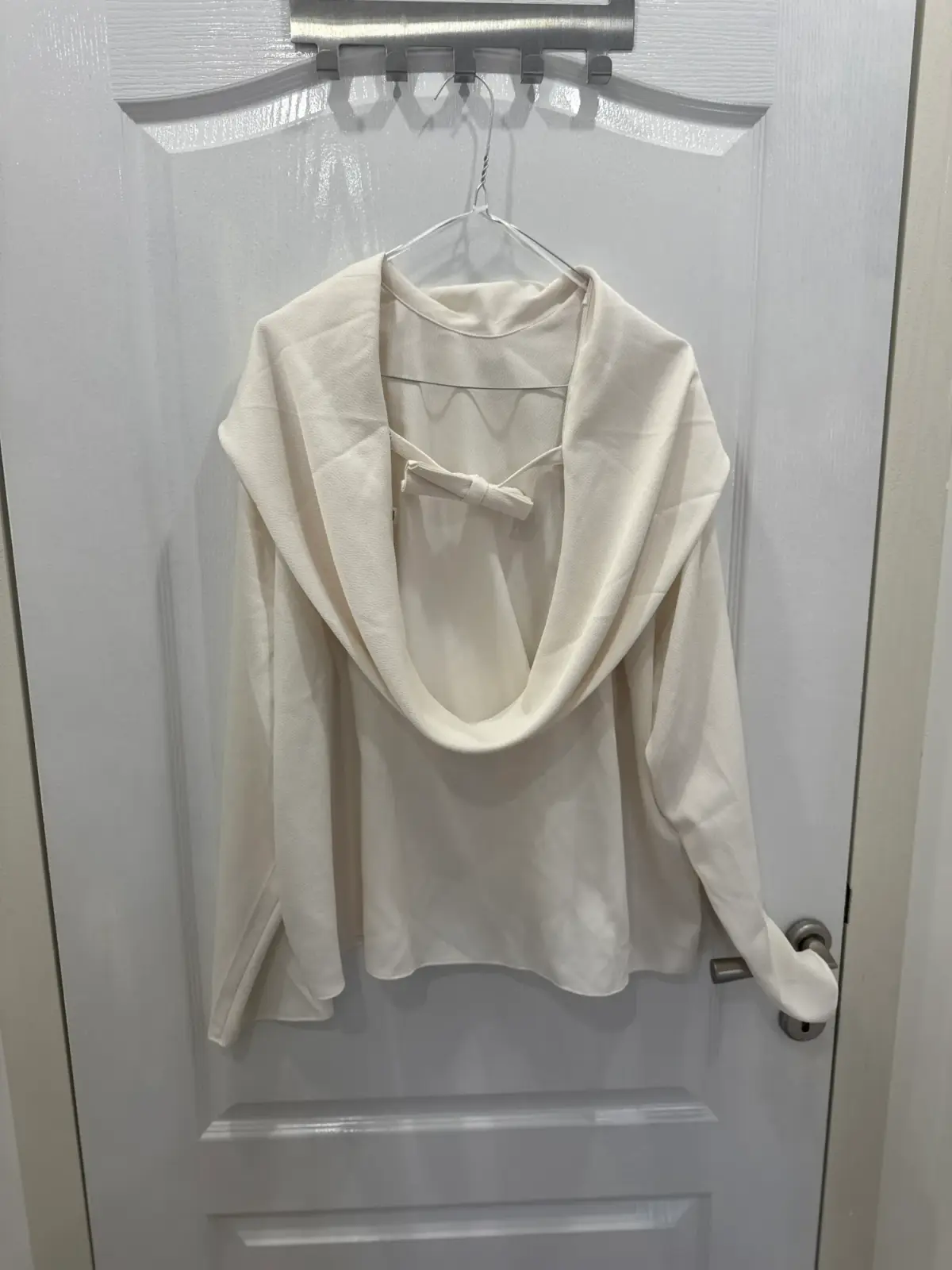 Zara bela bluza sa efektnim okovratnikom – M