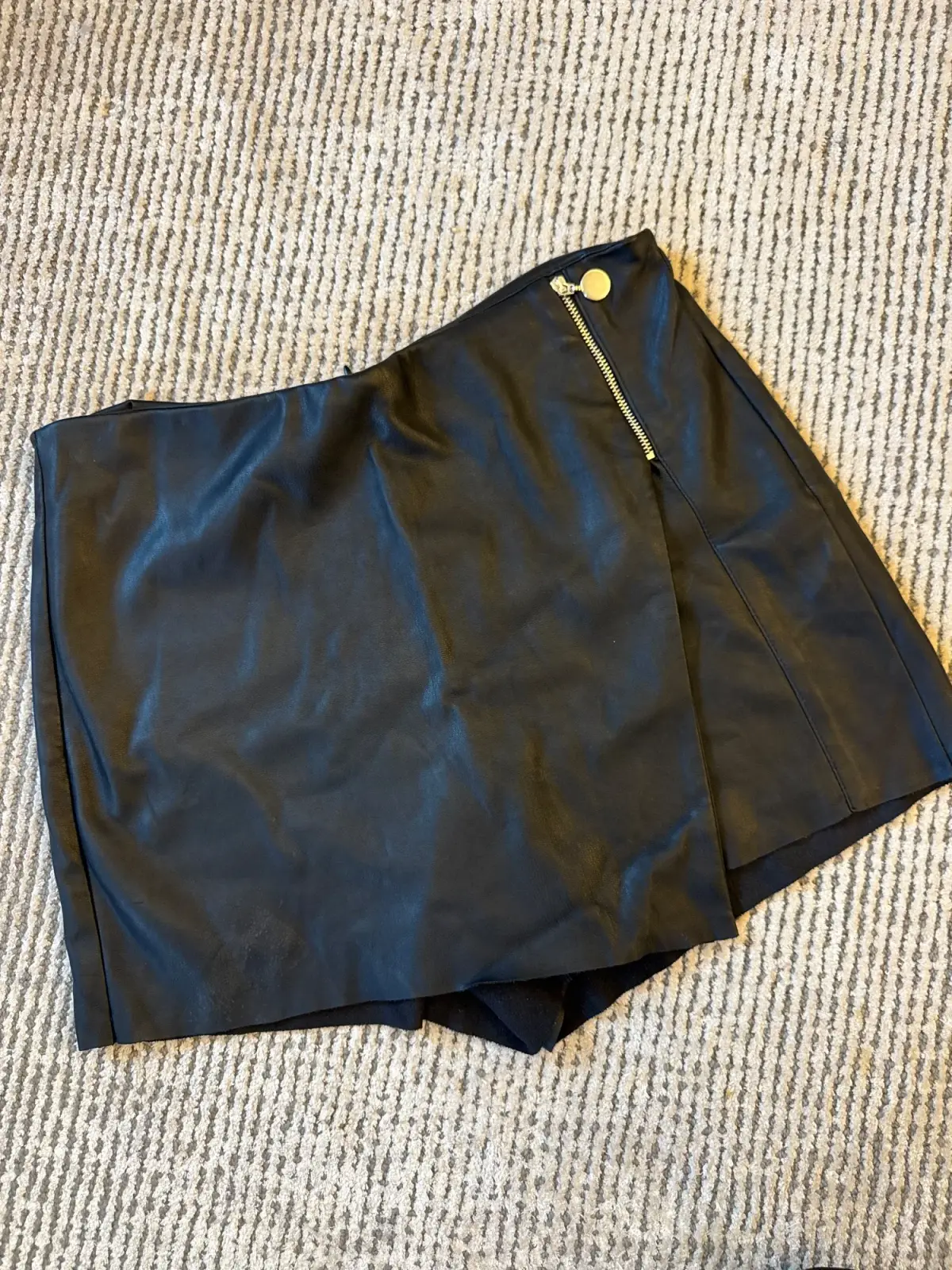 Zara crna mini suknja – M Skort