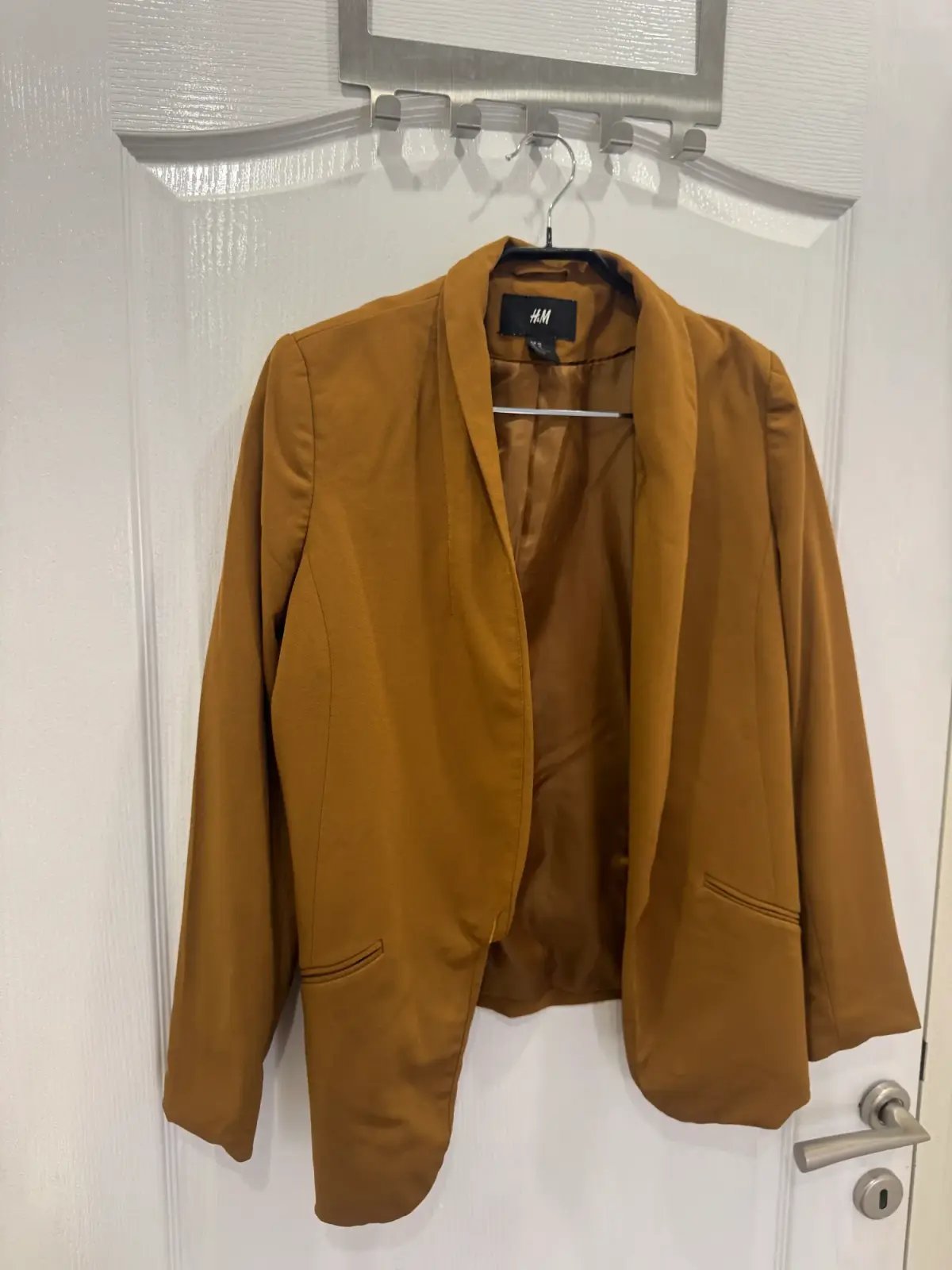 H&M blejzer sako u boji karamela – M