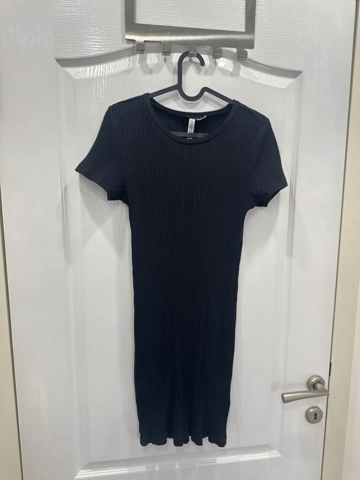 Crna rebrasta mini haljina – H&M