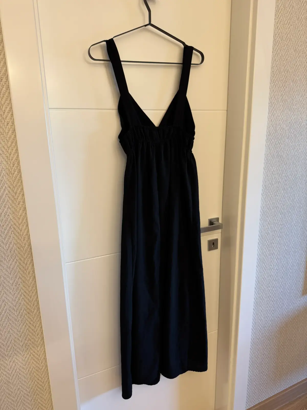 Zara crna maxi haljina na bretele sa detaljima – XS