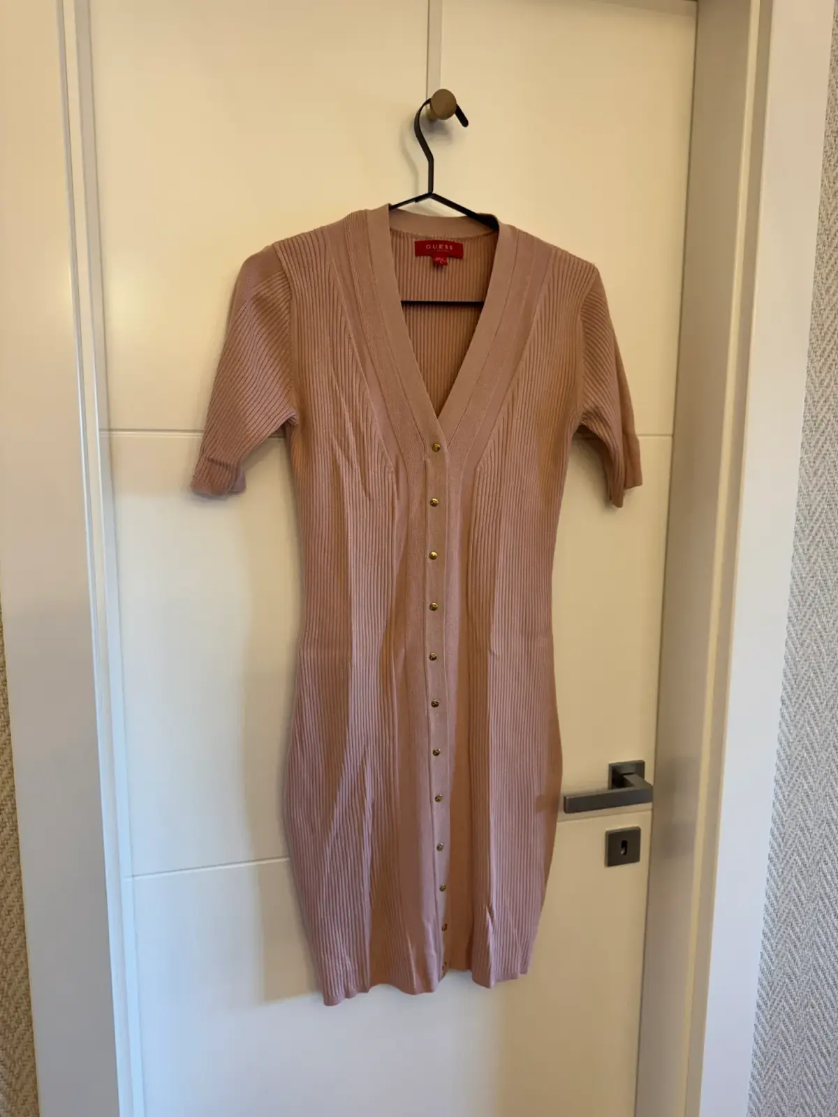 Guess roze rebrasta haljina na dugmad – L