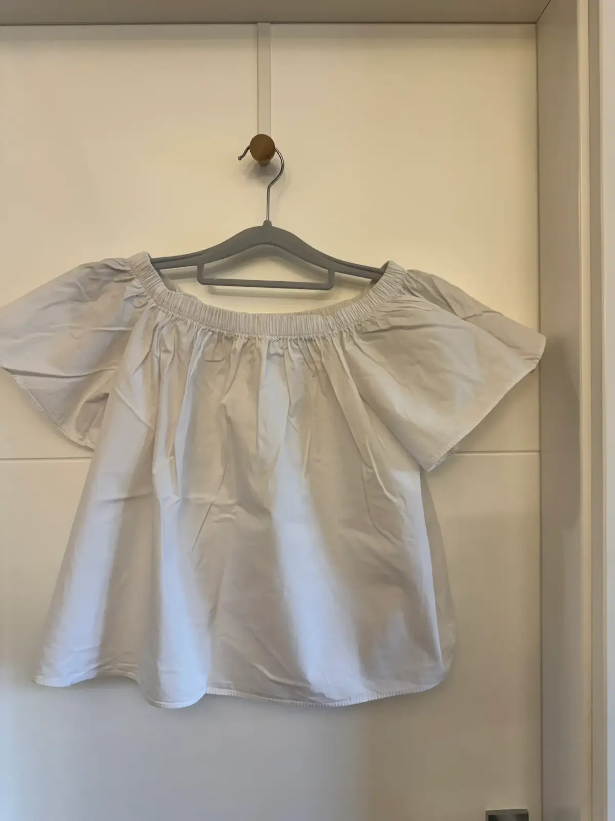 Bela Avrile bluza sa puf rukavima – L