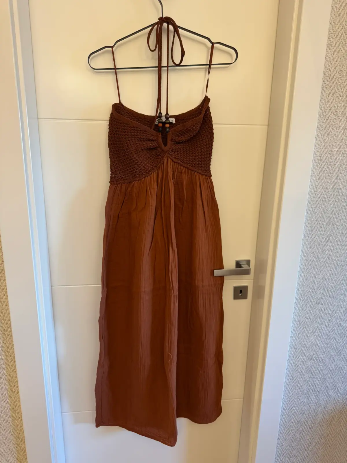 Braon boho haljina sa heklanim detaljem i perlicama