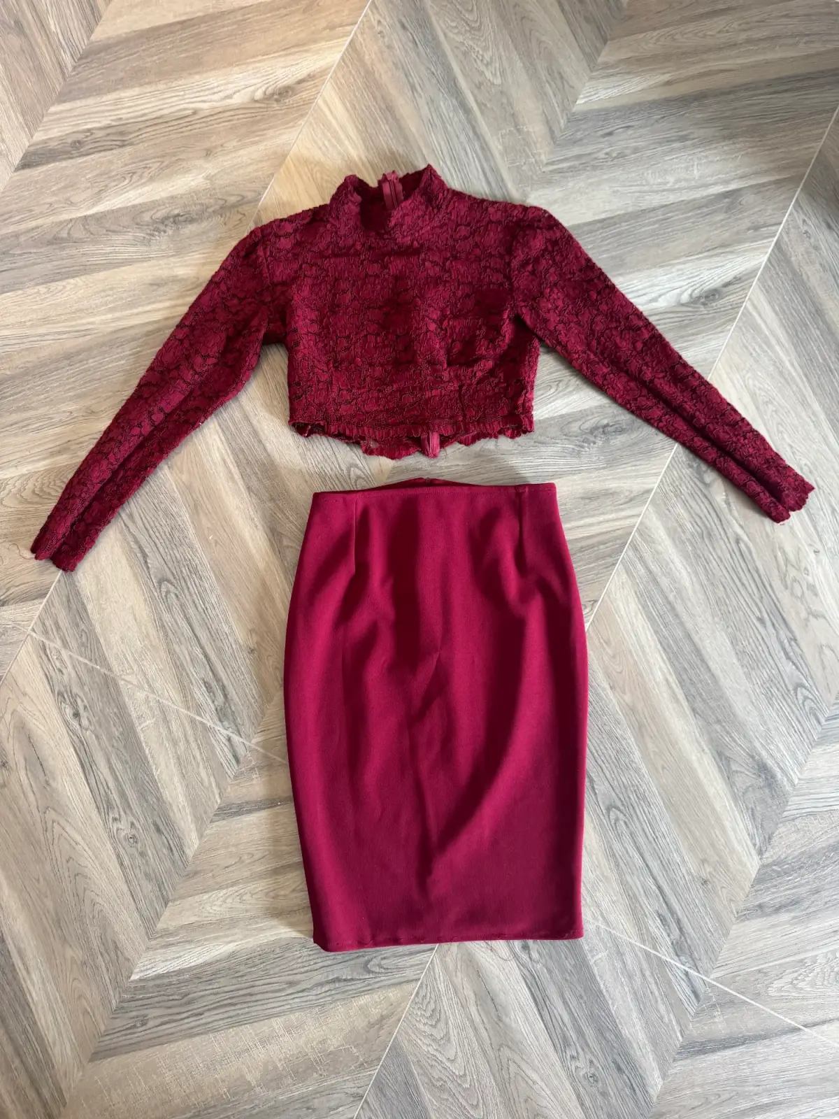 Bordo čipkana haljina sa satenskim detaljem set suknja i gornji deo XS