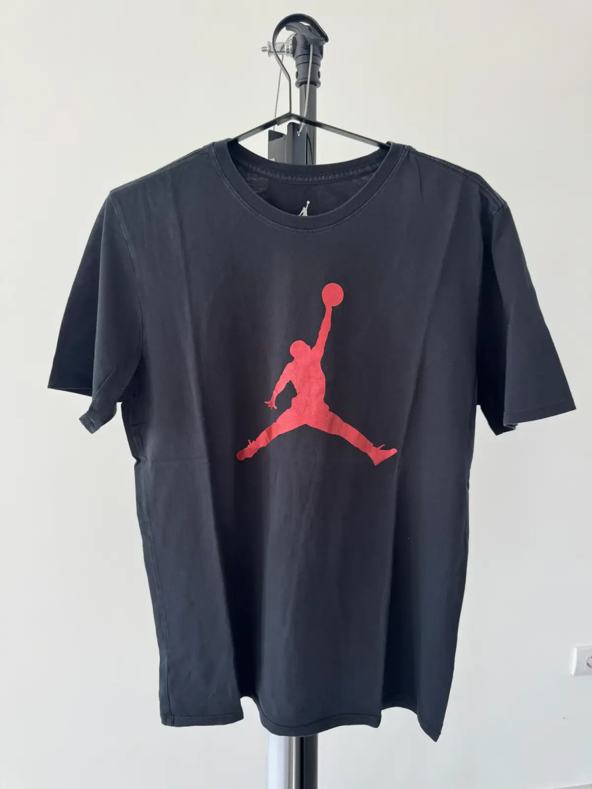 Nike Jordan crna majica sa crvenim logom L